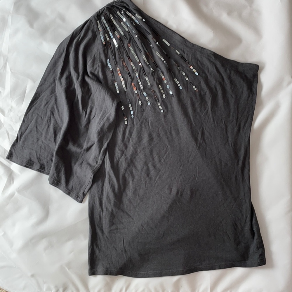 VS - one sleeve cotton top